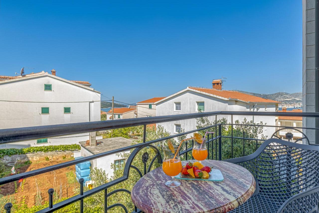Island Resort Mihaela - Happy Rentals Trogir Exteriér fotografie